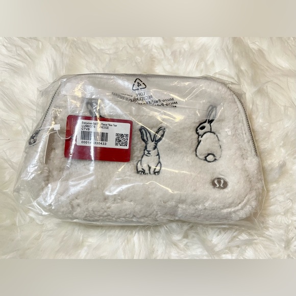 NWT Lululemon New Year Everywhere Belt Bag 1L Fleece - Picture 2 of 4